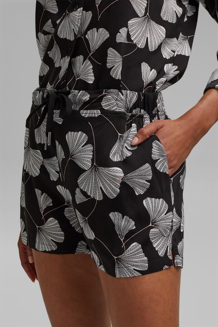 Short de pyjama à imprimé ginko, LENZING™ ECOVERO™, BLACK, detail image number 2
