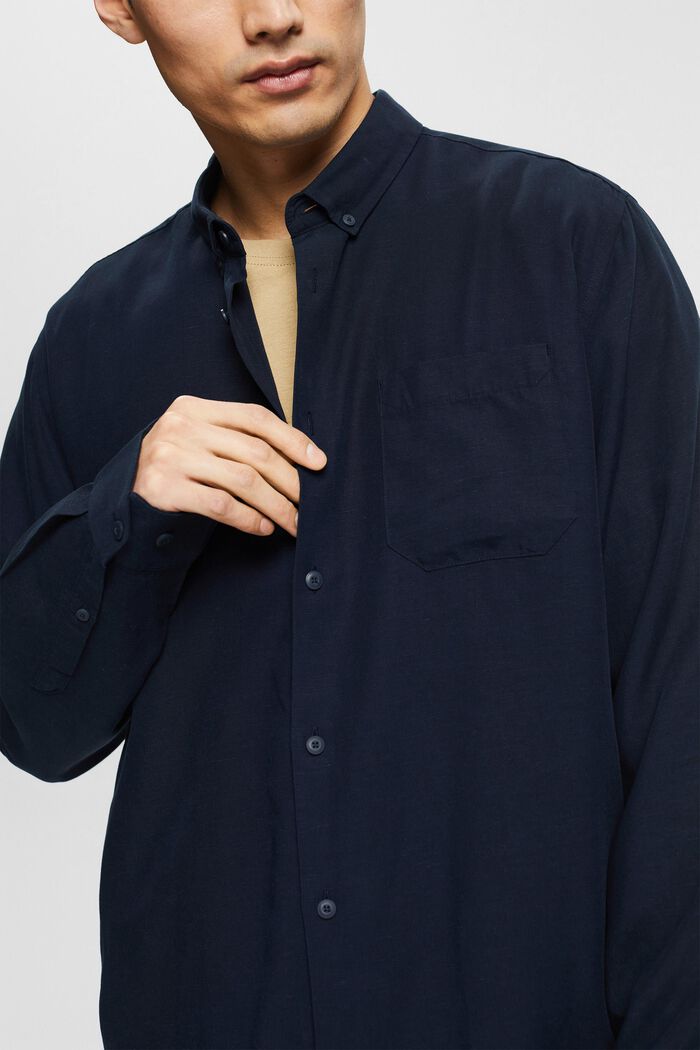 À teneur en lin : la chemise dotée d'un col à pointes boutonnées, NAVY, detail image number 2