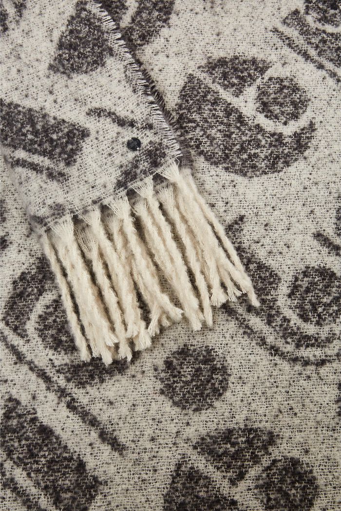 En matière recyclée : l’écharpe à motif effrangée, OFF WHITE, detail image number 1