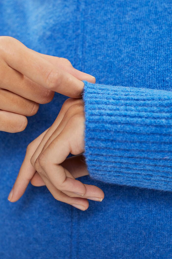 À teneur en laine : le pull-over duveteux à col droit, BRIGHT BLUE, detail image number 0