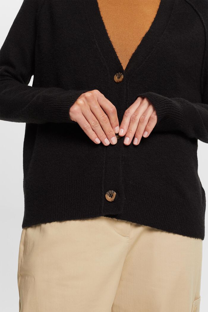 Cardigan à encolure en V boutonnée, en laine mélangée, BLACK, detail image number 1