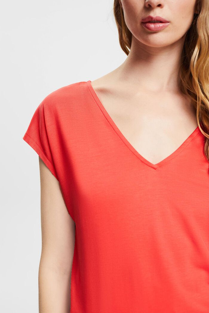 En TENCEL™ : le t-shirt à encolure en V, RED, detail image number 2