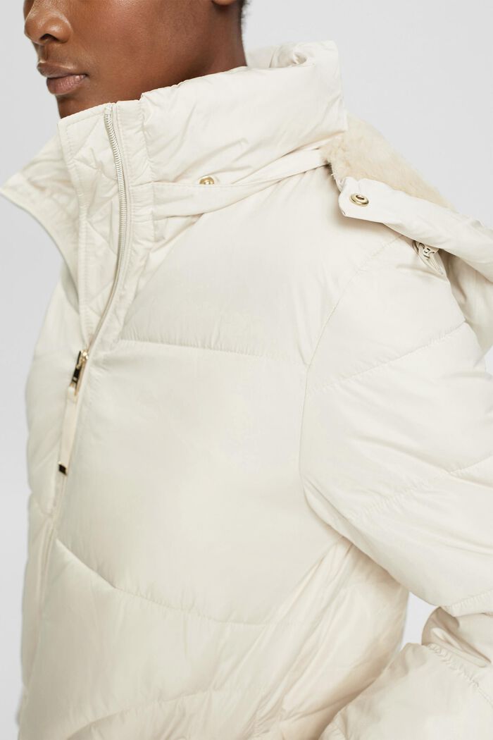 En matière recyclée : le manteau matelassé à capuche amovible, ICE, detail image number 2