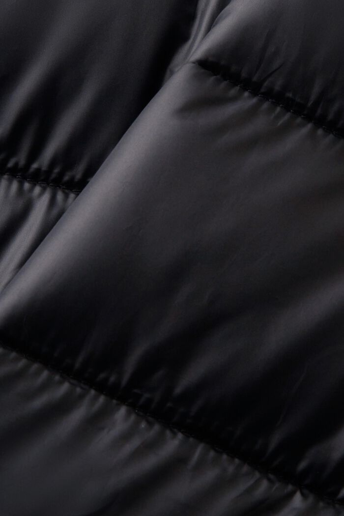 En matière recyclée : le manteau matelassé à revers, BLACK, detail image number 5