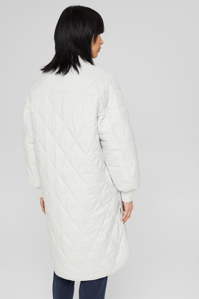 En matière recyclée : le manteau matelassé oversize, PASTEL GREY, detail image number 3