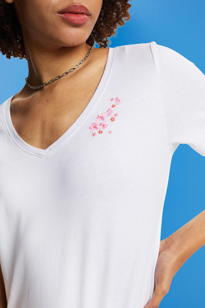 T-shirt à encolure en V orné d’une broderie florale, WHITE, detail image number 2